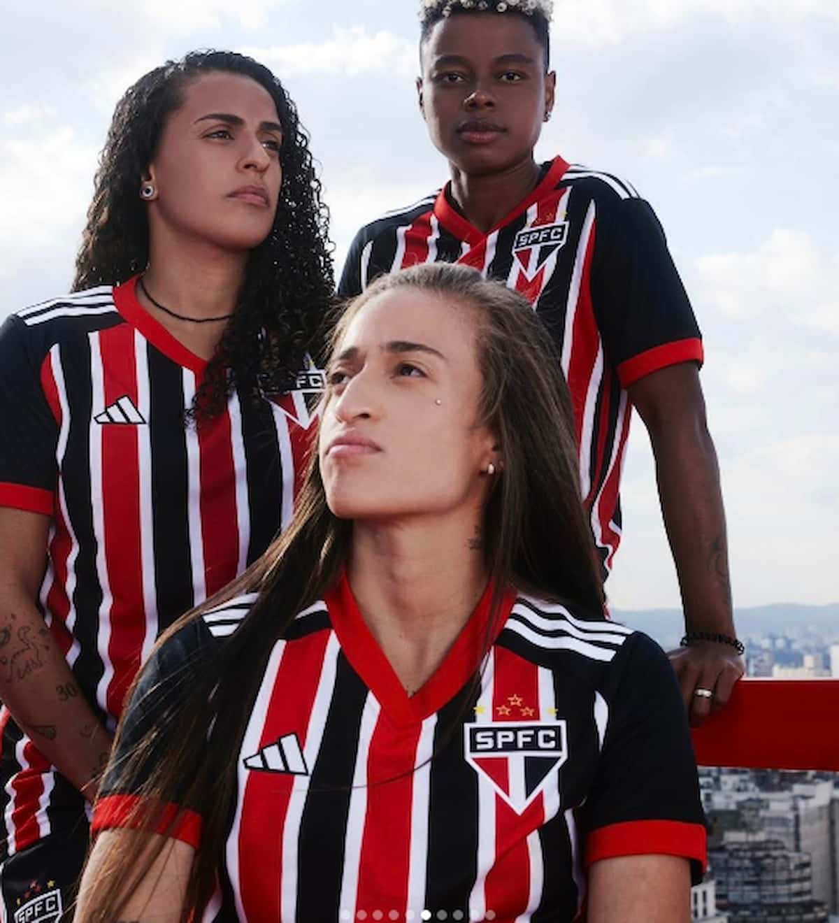 Sao Paulo FC away 202324 jersey (3).jpg