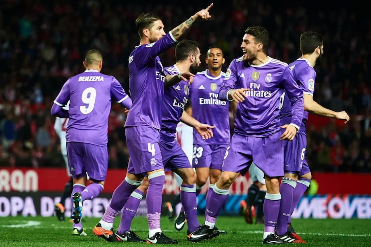 Retro 201617 Real Madrid Away (3).jpg