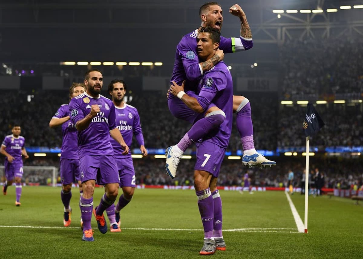 Retro 201617 Real Madrid Away (4).jpg