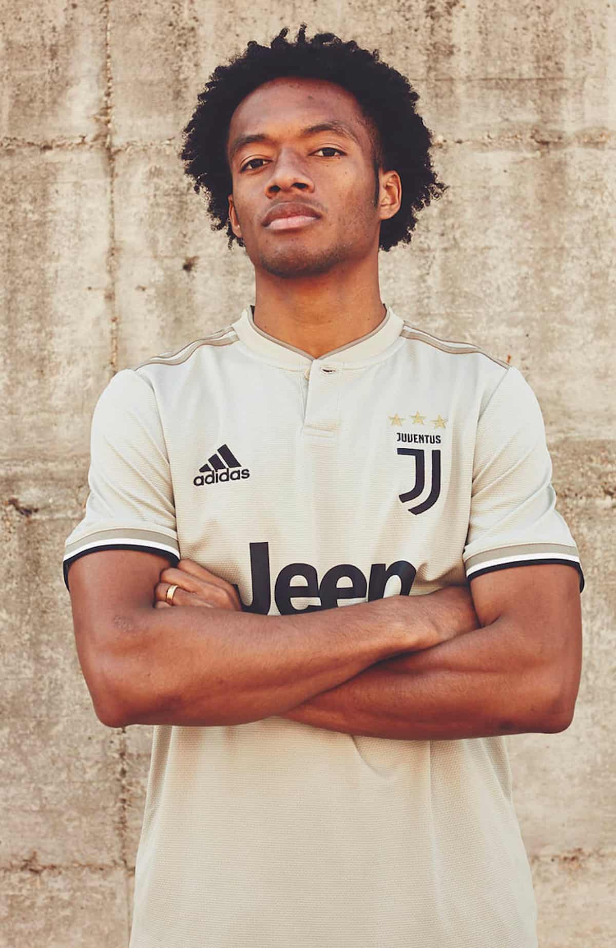 retro 2018-19 Juventus away kit