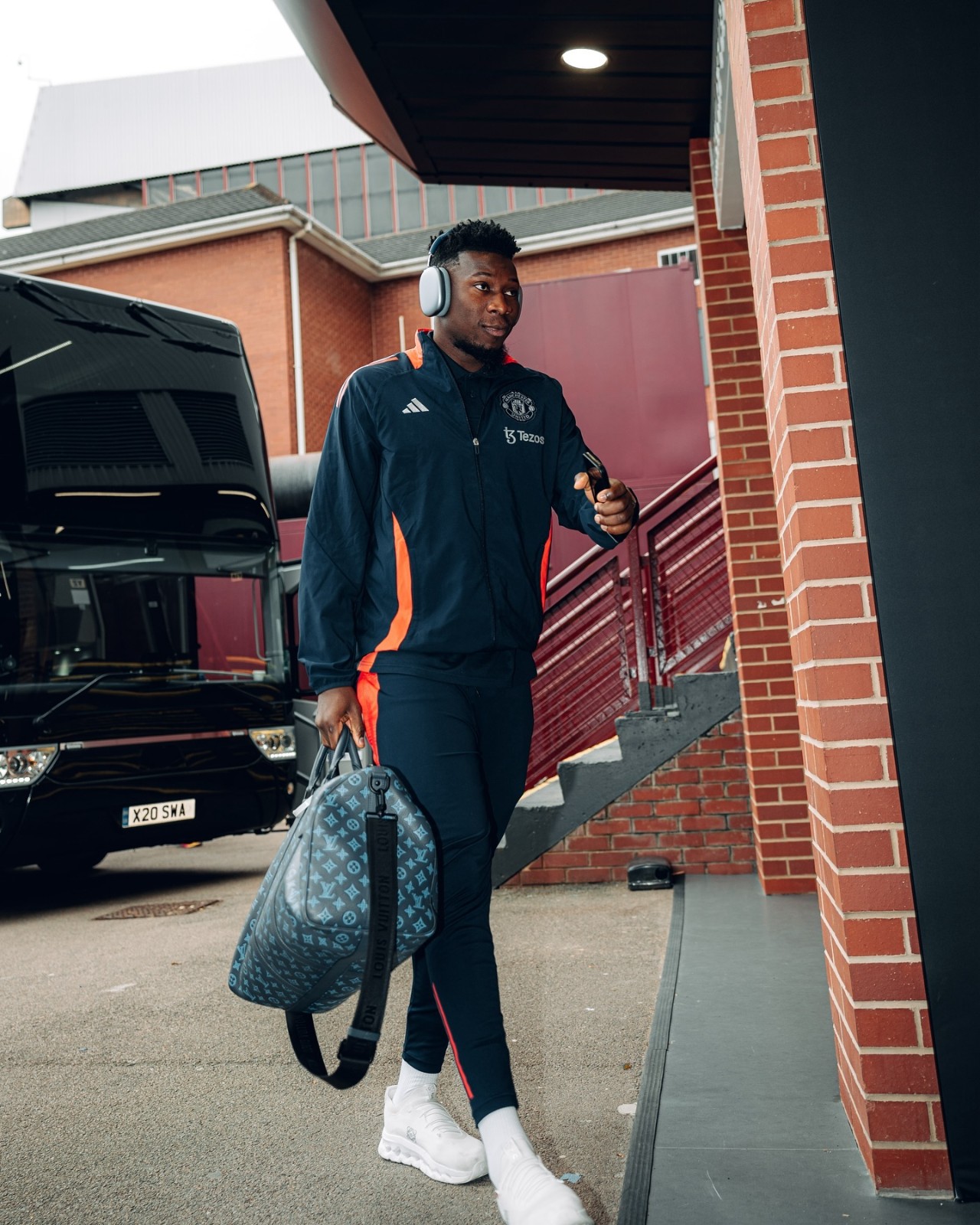 2024-25 Manchester United Training Kit (Jacket + Pants) – Men's Navy.jpg